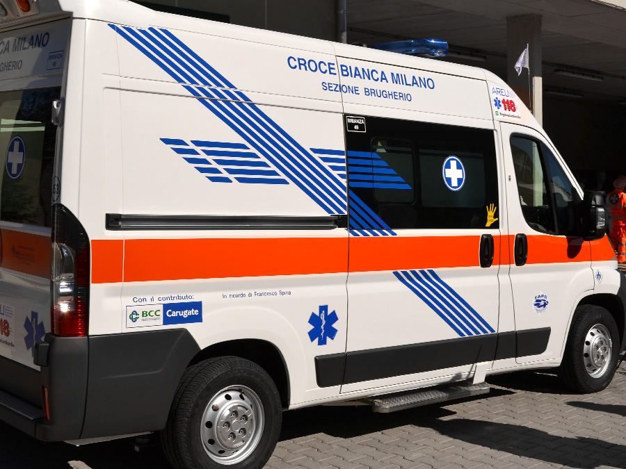 Nuova ambulanza per la sezione di Carugate della Croce Bianca di Milano